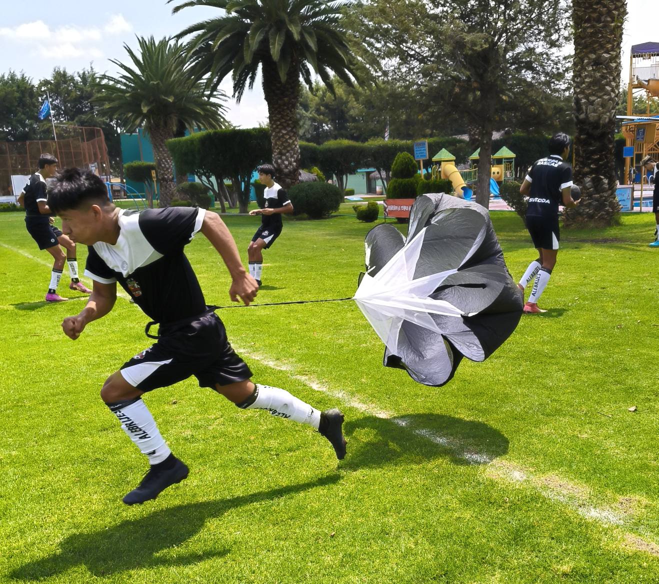 Entrenamiento de velocidad con paracaídas - Fuerzas Básicas Alebrijes